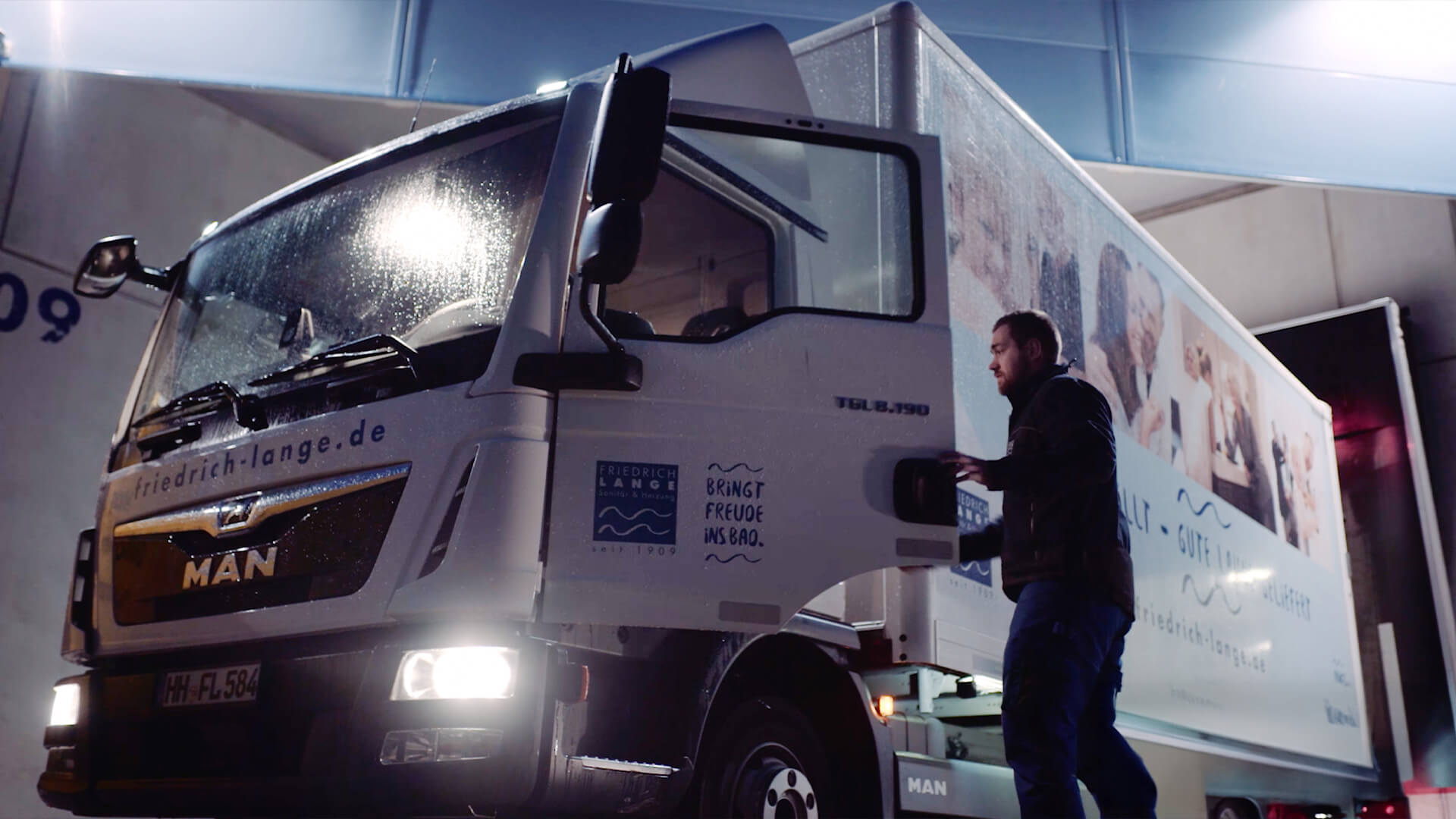 lkw fahrer steigt in lkw ein